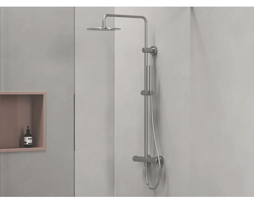 Sprchový systém s hlavovou a ruční sprchou v koupelně