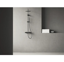 Sprchový systém s hlavovou a ruční sprchou v moderní koupelně