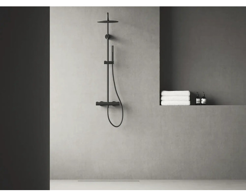 Sprchový systém s hlavovou a ruční sprchou v moderní koupelně