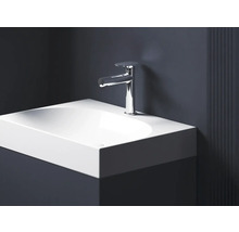 Umyvadlo s vodovodní baterií v koupelně