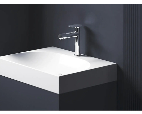 Umyvadlo s vodovodní baterií v koupelně