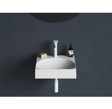 Moderní umyvadlo s baterií, mýdlem a dávkovačem na tmavé zdi