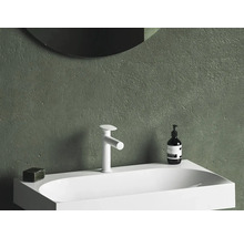 Umyvadlo s baterií, mýdlem a dávkovačem před stěnou se zrcadlem