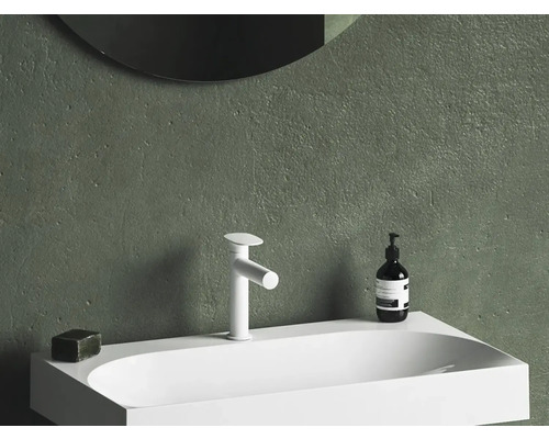 Umyvadlo s baterií, mýdlem a dávkovačem před stěnou se zrcadlem