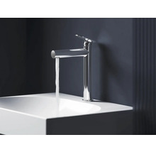 Lesklá chromová umyvadlová baterie s tekoucí vodou nad bílým umyvadlem