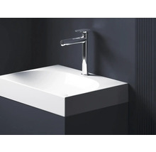 Umyvadlo s baterií v koupelně