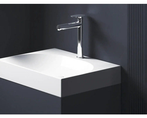 Umyvadlo s baterií v koupelně