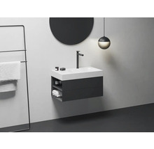 Moderní koupelna s umyvadlem, zrcadlem, držákem na ručníky a osvětlením pro stylové vybavení.