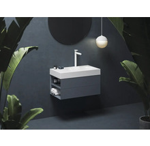 Moderní koupelna s umyvadlovou skříňkou, zrcadlem a závěsným svítidlem