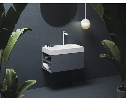 Moderní koupelna s umyvadlovou skříňkou, zrcadlem a závěsným svítidlem