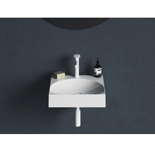Bílé umyvadlo na stěnu s baterií, mýdlem a dávkovačem mýdla