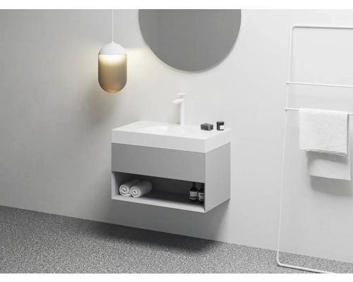 Moderní koupelna s umyvadlem, zrcadlem a držákem na ručníky