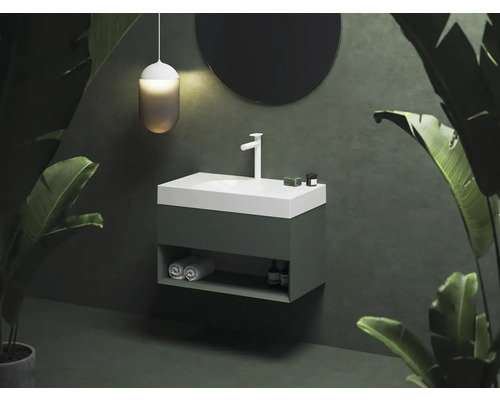 Koupelna s umyvadlem, zrcadlem a pokojovými rostlinami