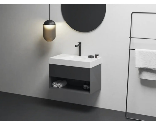 Moderní koupelna s umyvadlem, zrcadlem, držákem na ručníky a lampou