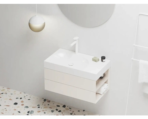 Moderní koupelna s umyvadlovou skříňkou, zrcadlem a držákem na ručníky