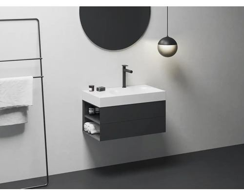 Moderní koupelna s umyvadlem, věšákem na ručníky, zrcadlem a lampou