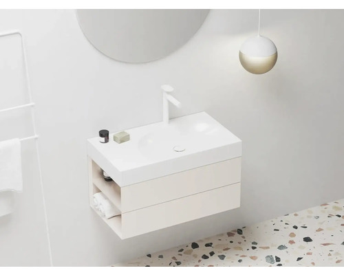 Moderní koupelna s umyvadlem, zrcadlem a držákem na ručníky