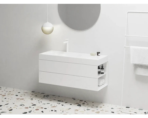 Moderní koupelna s bílou skříňkou pod umyvadlo, zrcadlem, lampou a držákem na ručníky.