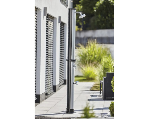 Zahradní sprcha se dvěma kohoutky na terase