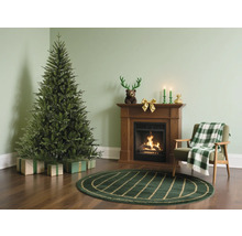 Vánoční scéna s vánočním stromkem, dárky, krbem a křeslem