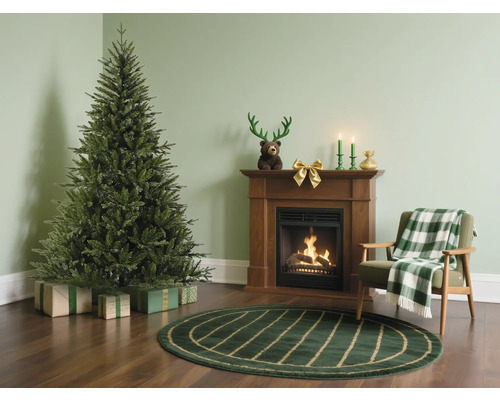 Vánoční scéna s vánočním stromkem, dárky, krbem a křeslem