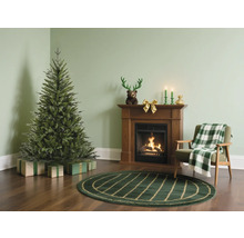 Vánoční scéna s vánočním stromem, krbem a křeslem v obývacím pokoji