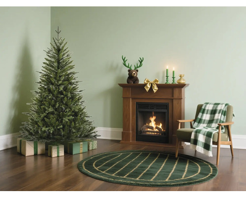 Vánoční scéna s vánočním stromem, krbem a křeslem v obývacím pokoji