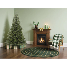 Obývací pokoj s vánočním stromkem, krbem a křeslem pro sváteční atmosféru