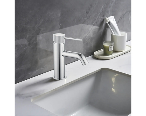 Umyvadlová baterie v koupelně s umyvadlem a doplňky