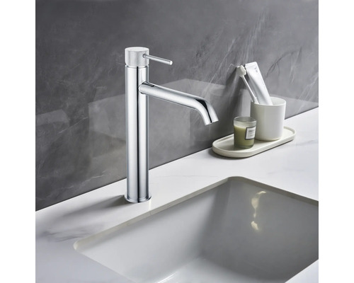 Vysoká umyvadlová baterie z kovu na umyvadle