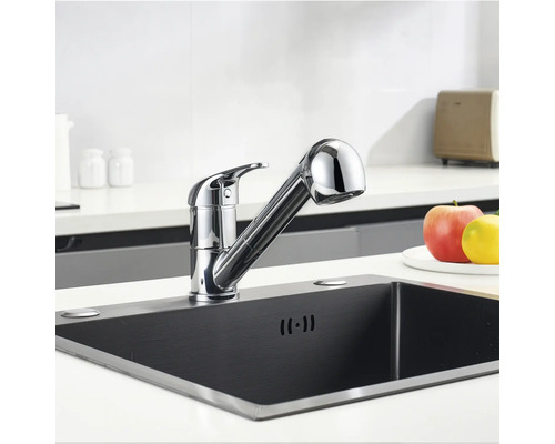 Kuchyňská baterie s výsuvnou sprchou v tmavém dřezu.