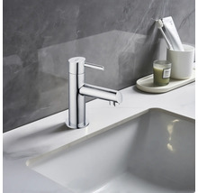 Lesklá baterie na umyvadle v koupelně