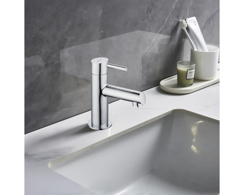 Lesklá baterie na umyvadle v koupelně