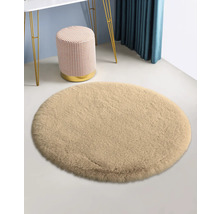 Kulatý koberec s vysokým vlasem v interiéru