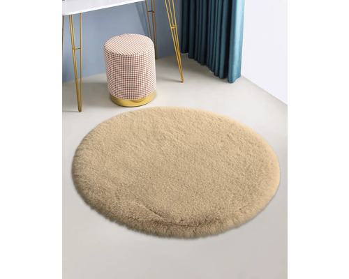 Kulatý koberec s vysokým vlasem v interiéru