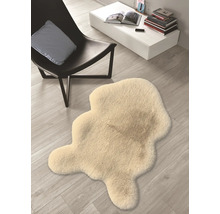 Dekorativní koberec imitující ovčí kůži vedle židle a stolu