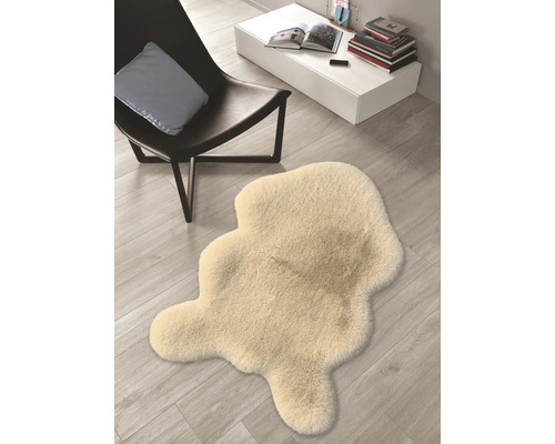 Dekorativní koberec imitující ovčí kůži vedle židle a stolu