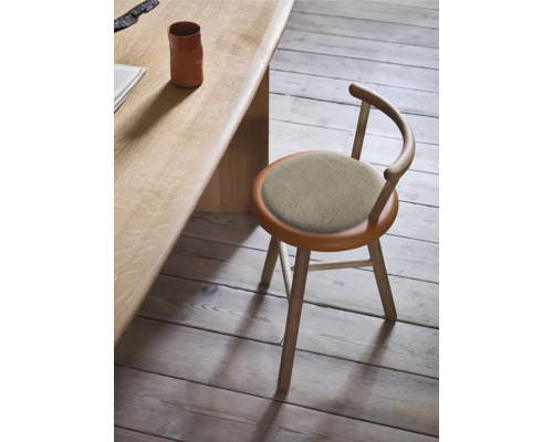 Dřevěná židle s čalouněným sedákem u dřevěného stolu