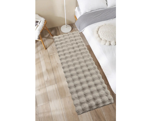 Dekorativní ložnice s postelí, židlí a obdélníkovým kobercem