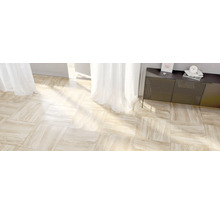 Světlá místnost s podlahovými dlaždicemi s mramorovým vzhledem.