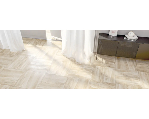 Světlá místnost s podlahovými dlaždicemi s mramorovým vzhledem.