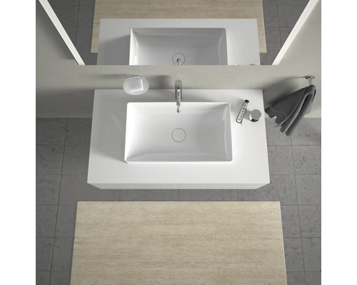 Pohled shora na koupelnu s umyvadlem, vodovodní baterií, mýdlem a ručníkem