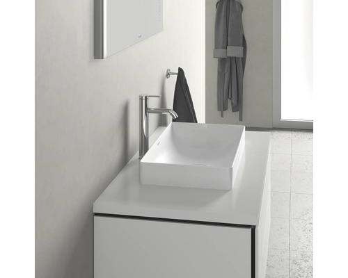 Moderní koupelna s umyvadlem na desku, baterií a ručníkem