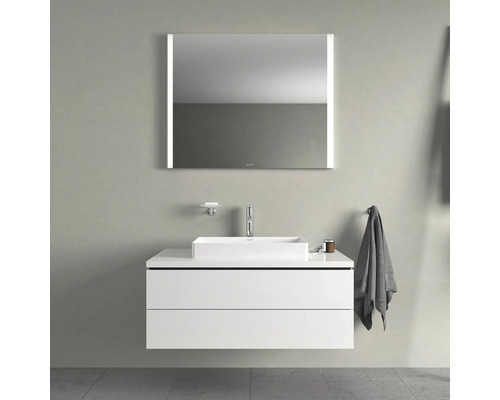 Koupelna s umyvadlem, skříňkou pod umyvadlo a osvětleným zrcadlem