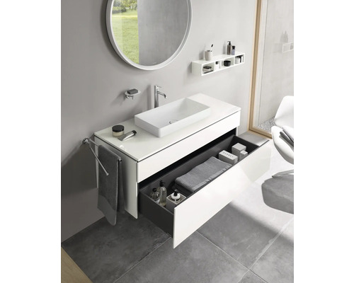 Moderní koupelna s umyvadlem, zrcadlem, zásuvkou a držákem na ručníky