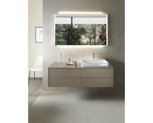 Moderní koupelna s osvětleným zrcadlem, skříňkou pod umyvadlo a umyvadlem na desku