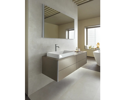 Moderní koupelna s umyvadlem, skříňkou pod umyvadlo a zrcadlem