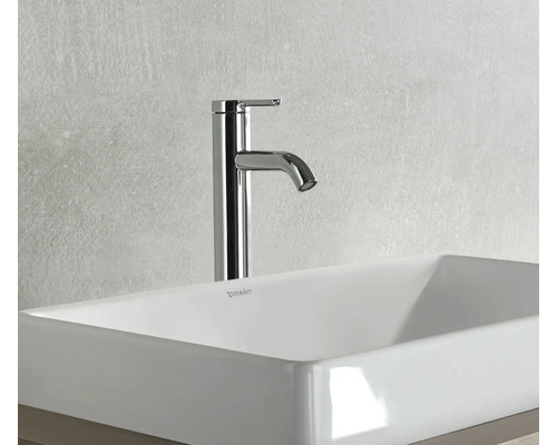 Na umyvadle je namontovaná vysoká umyvadlová baterie.