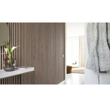 Interiérová fotografie moderně navržené chodby s nástěnnými panely, které vytvářejí stylovou a akusticky optimalizovanou atmosféru.