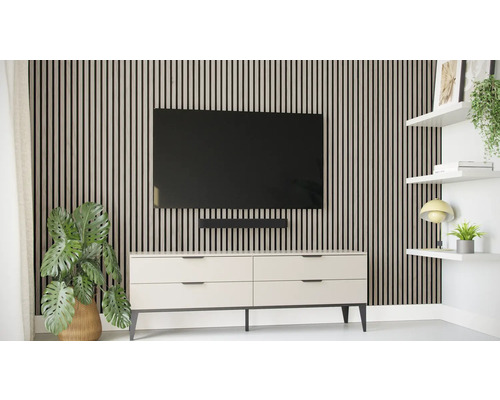 Obývací pokoj s nástěnnými panely, televizí, soundbarem, komodou a nástěnnými policemi